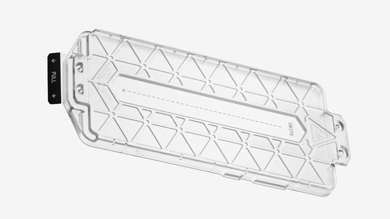 Un protecteur d'écran Dbrand Prism à l'intérieur du kit d'application