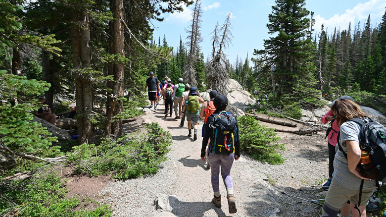 Foules sur le sentier du lac Emerald