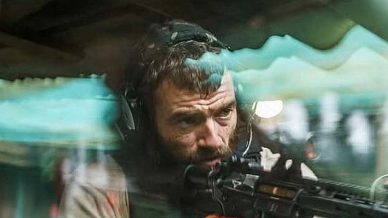 Un ancien agent de la DEA tirant avec un fusil dans The Last Photograph