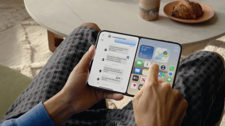 Personne assise en train d'utiliser l'Apple iPhone Duo