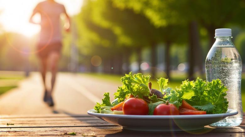 Assiette de légumes et bouteille d'eau avec un homme qui court en arrière-plan