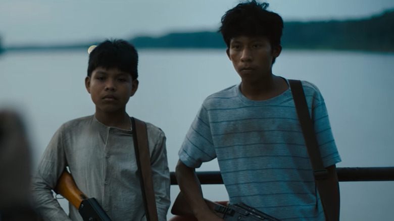 Deux jeunes garçons avec des mitrailleuses dans The Last Photograph