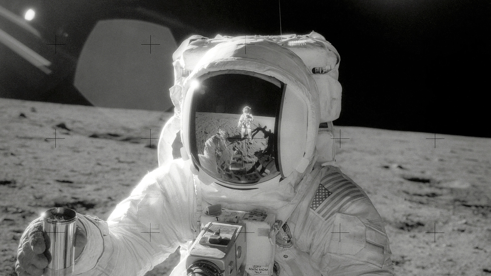 En 1969, la foudre a frappé Apollo 12 deux fois après le décollage. Un interrupteur obscur a sauvé la mission