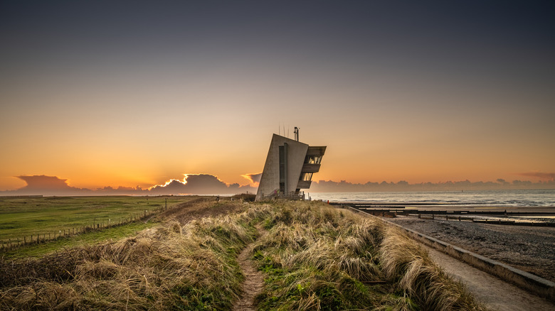Tour de guet de Rossall Point surplombant la plage de Fleetwood au coucher du soleil.