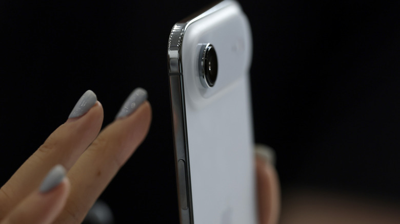 Une personne utilisant un iPhone Air.