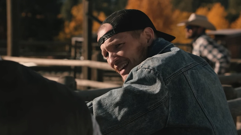 Jimmy Hurdstram de Jefferson White s'appuie sur une clôture à Yellowstone