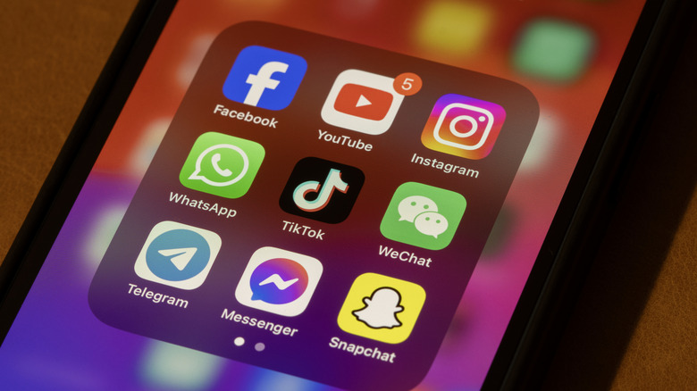 Plusieurs comptes sur les réseaux sociaux et les applications de messagerie.