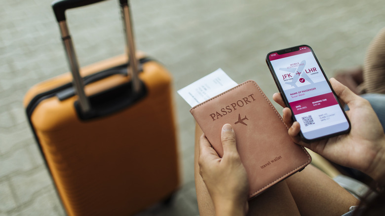 Documents numériques sur smartphone.