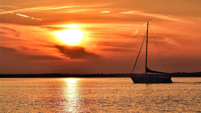 voilier sur le lac Petenwell au coucher du soleil