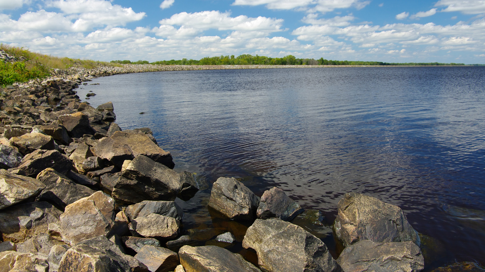 Le plus grand lac artificiel du Wisconsin est un paradis extérieur pour la pêche, la navigation de plaisance et les loisirs côtiers
