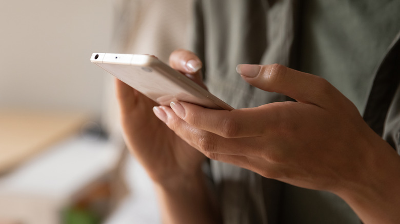 gros plan, de, a, femme, mains, tenue, a, smartphone