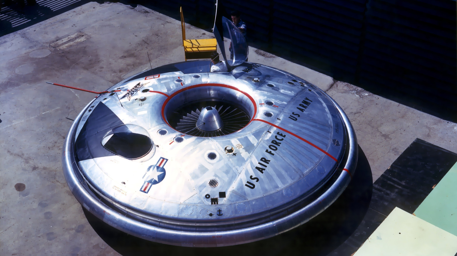 Dans les années 50, l’armée américaine a demandé à des scientifiques de construire une soucoupe volante. Ils ne s'attendaient pas à ce qui se passera ensuite