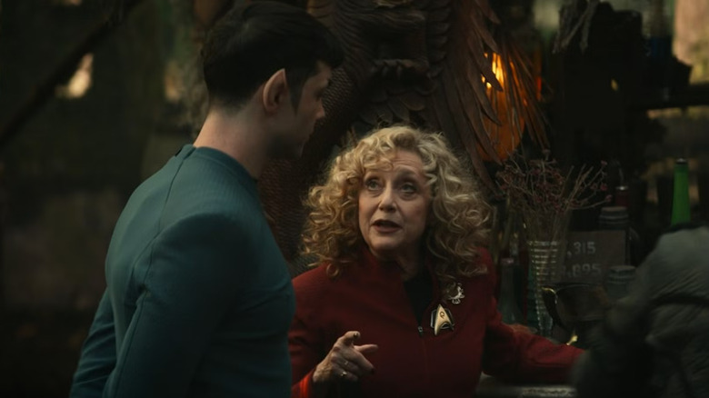 Pelia parle à Spock sur Star Trek : Strange New Worlds