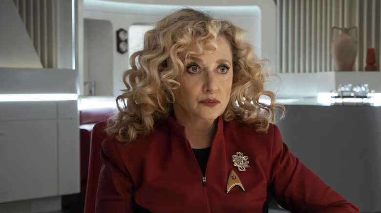 Pelia regardant au loin dans une salle de conférence sur Star Trek : Strange New Worlds