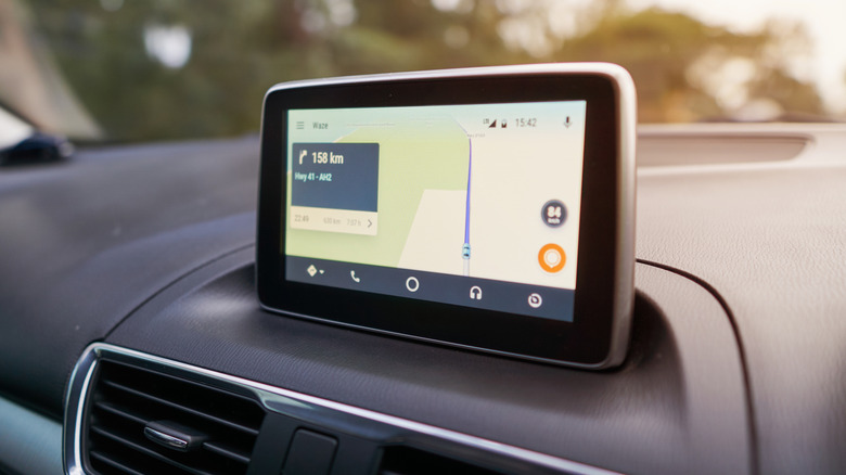 utiliser waze sur Android Auto pour la navigation à l'intérieur d'une voiture