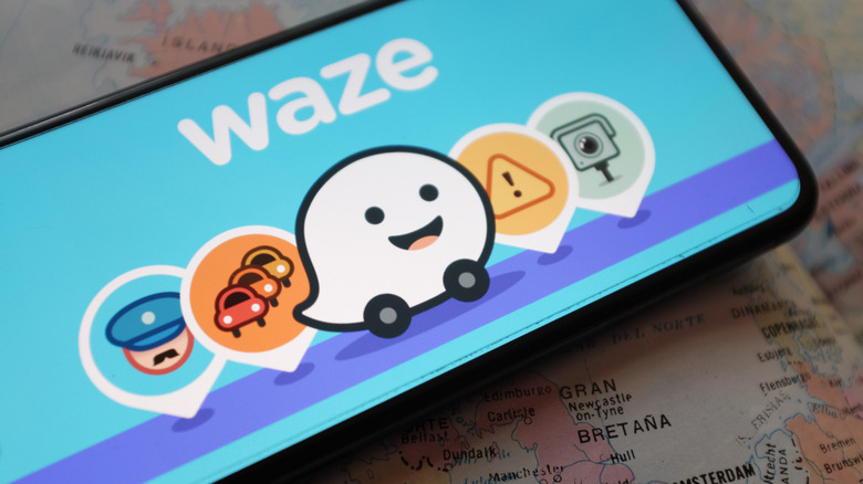 smartphone affichant le logo Waze conservé sur une carte