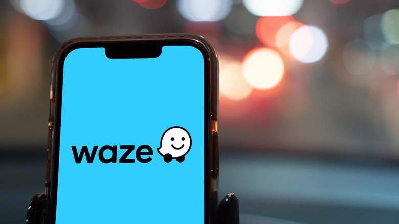 Application Waze sur un smartphone dans une voiture