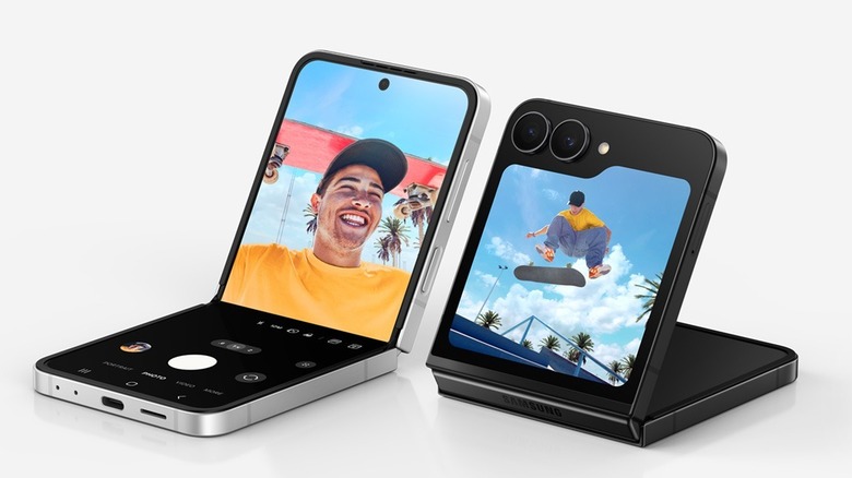 Un smartphone Samsung Galaxy Z Flip7 FE prenant un selfie