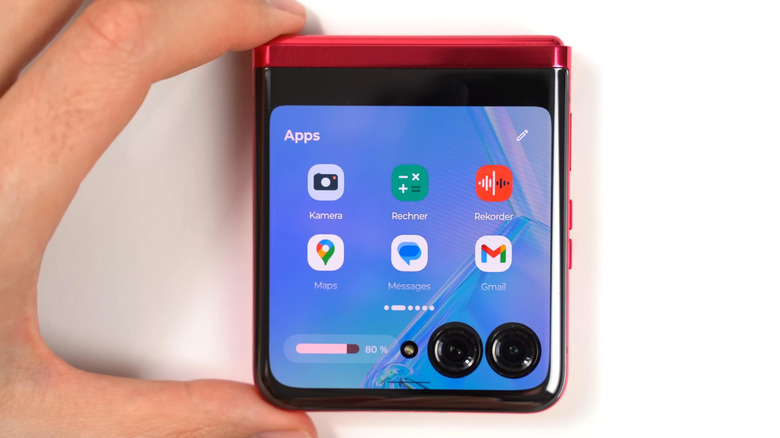 Écran de couverture d'un smartphone Motorola Razr 40 Ultra affichant les applications