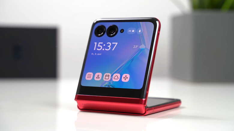 Un téléphone pliable Motorola Razr sur une table