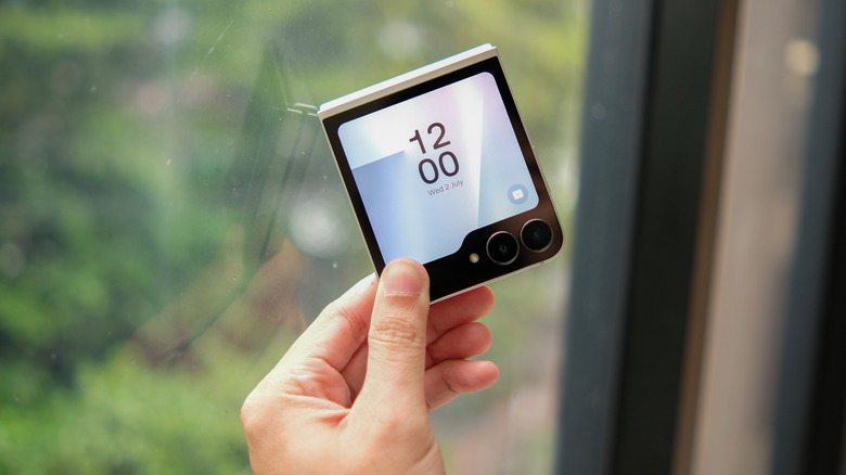 Une personne tenant un Samsung Galaxy Z Flip6