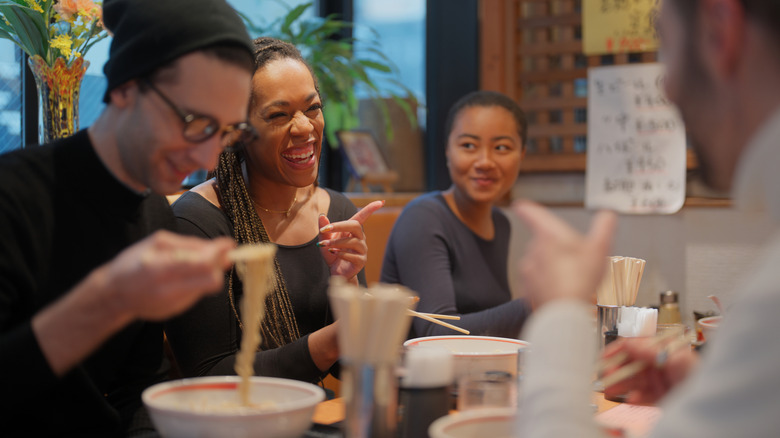 groupe d'amis mangeant de la nourriture chinoise