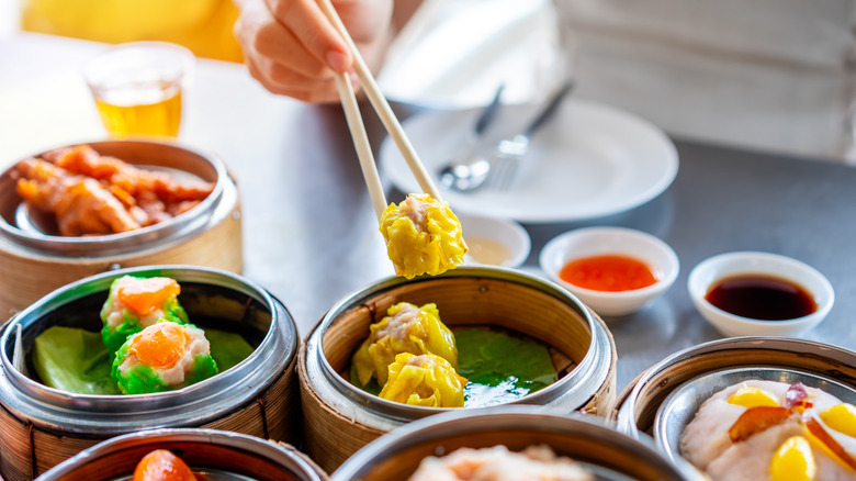 les gens ayant des dim sum