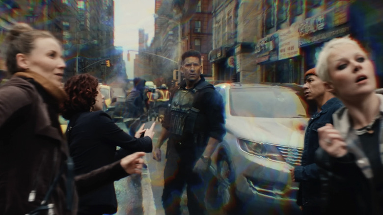 Le Punisher se tient dans la rue entouré de civils figés par les pouvoirs mutants de Jean Grey dans Spider-Man : Brand New Day