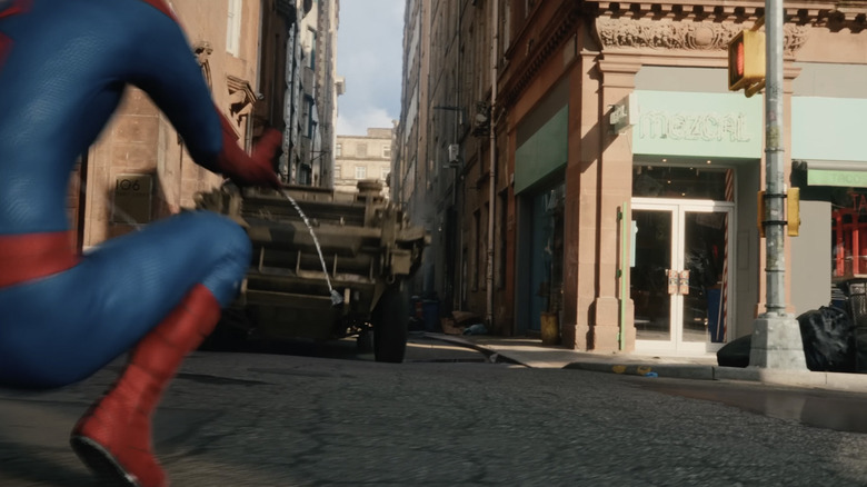 Spider-Man tire sur un tank avec ses toiles alors qu'il court dans une ruelle dans Spider-Man : Brand New Day