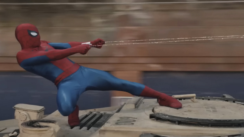 Spider-Man penché en arrière, accroché à deux brins de sangle, dans Spider-Man : Brand New Day