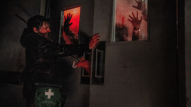 Resident Evil (2026) – Bryan tient la porte fermée pour bloquer la horde de zombies