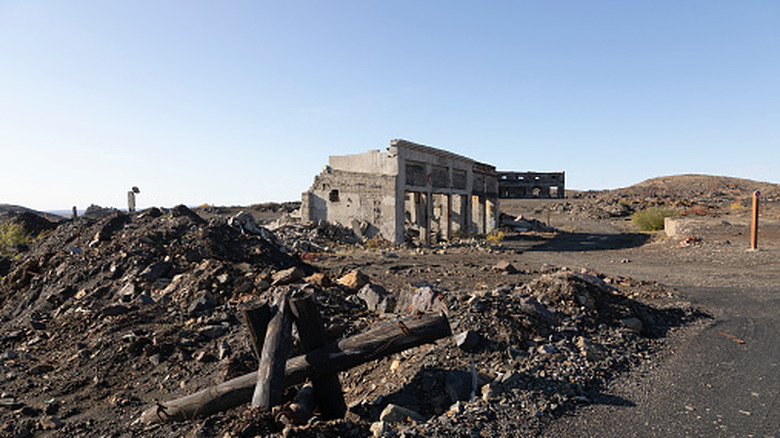 Vestiges de bâtiments en ruine sur le site du forage de Kola