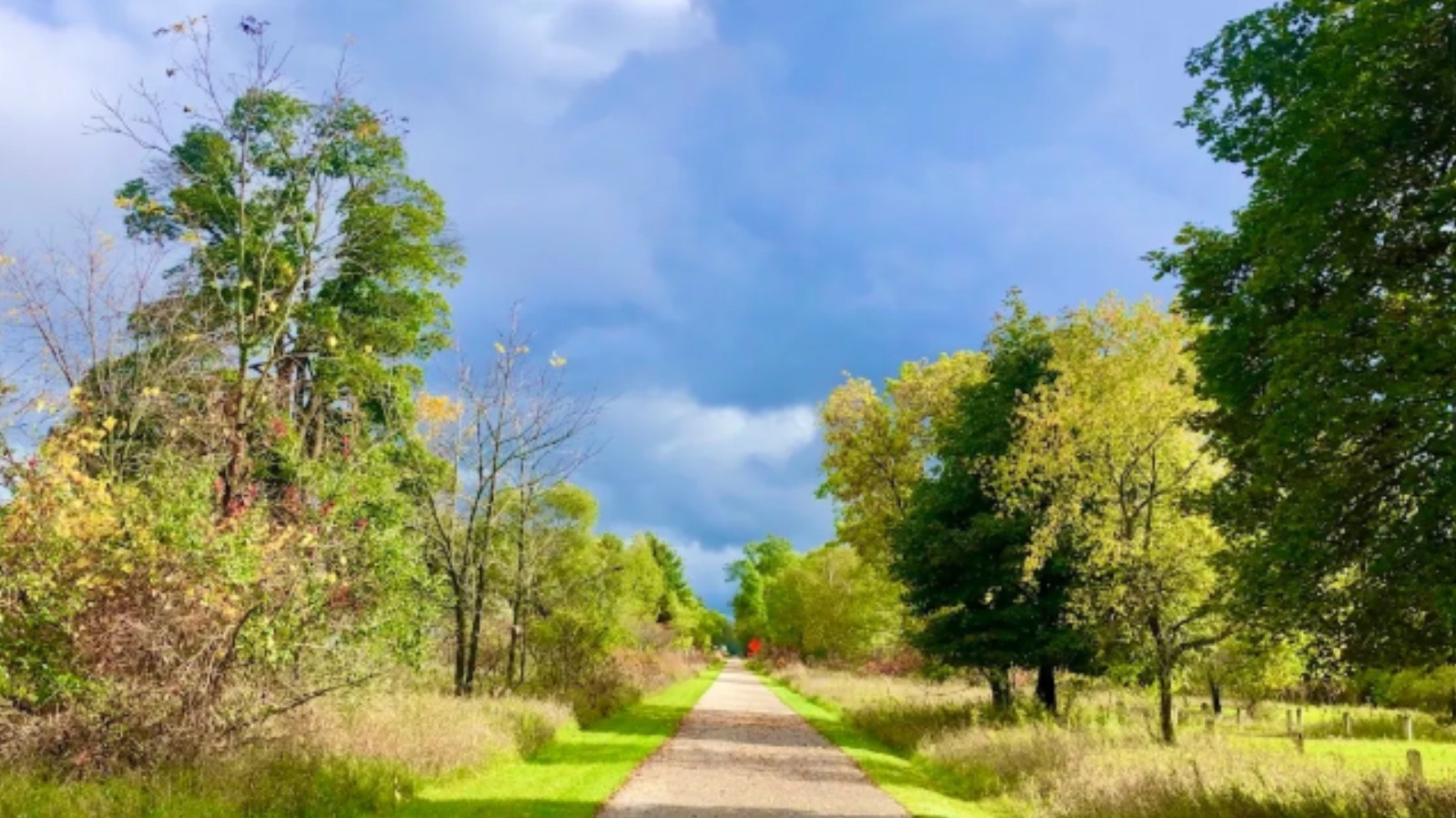 Le sentier pavé le plus long du Michigan s'étend sur 92 milles à travers de petites villes et des forêts