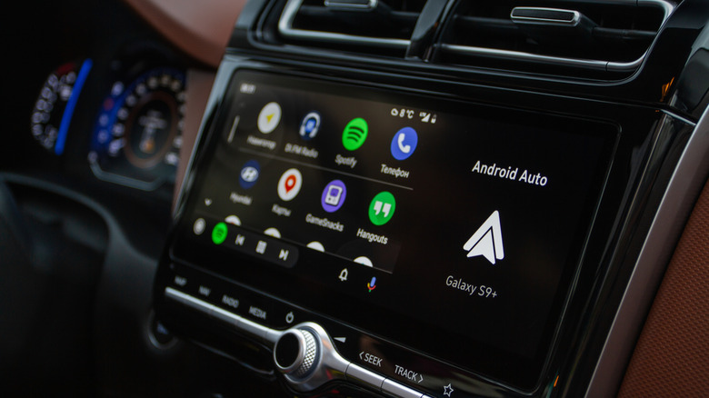 Android Auto fonctionnant sur l'écran d'infodivertissement d'une voiture.