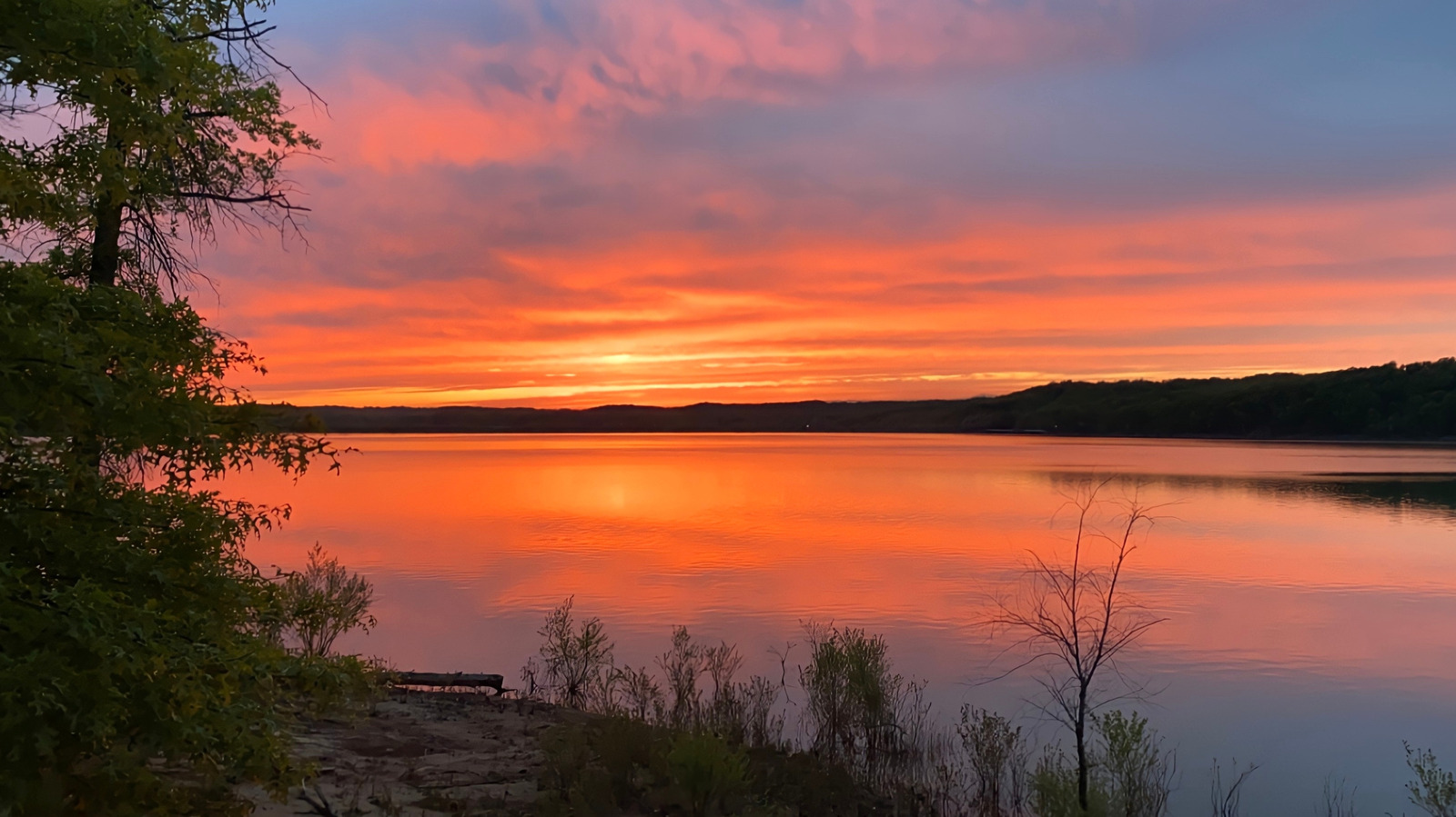 Le plus grand lac artificiel de l'Indiana est un joyau extérieur pour la pêche et les loisirs côtiers