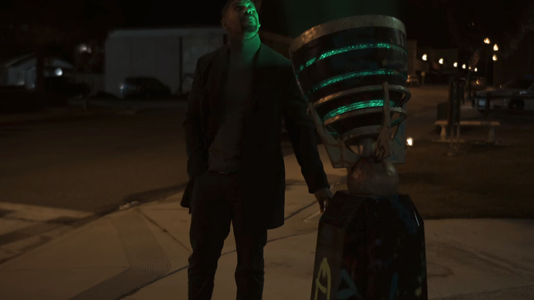 John Stewart d'Aaron Pierre se tient près d'un signal Green Lantern dans Lanterns