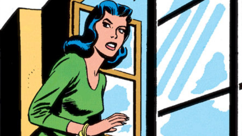 Carol Ferris se tient près d'une fenêtre dans un panneau de la vitrine n°22.