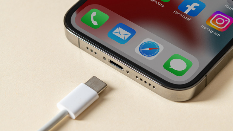 Gros plan d'un câble USB-C à proximité d'un port USB d'un iPhone