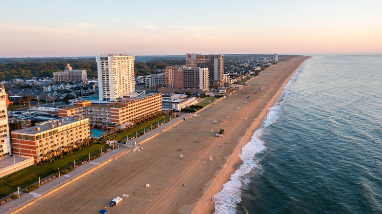 Une vue sur le front de mer et la promenade de Virginia Beach