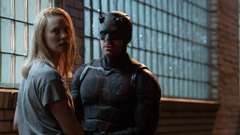 Deborah Ann Woll dans le rôle de Karen Page aux côtés de Matt Murdock dans le rôle de Daredevil dans Daredevil : Born Again