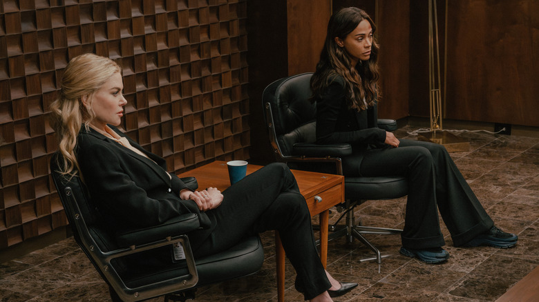 Kaitlyn Meade de Nicole Kidman est assise aux côtés de Joe McNamara de Zoe Saldaña dans un bureau de la CIA à Lioness