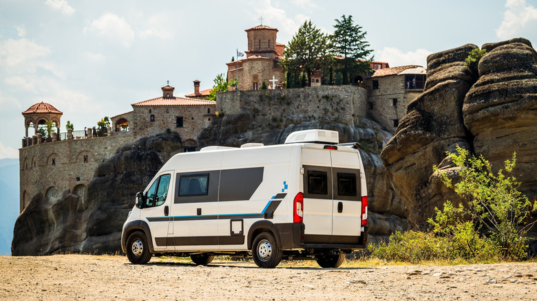 Monastère des Météores en Grèce avec un camping-car garé sur le parking