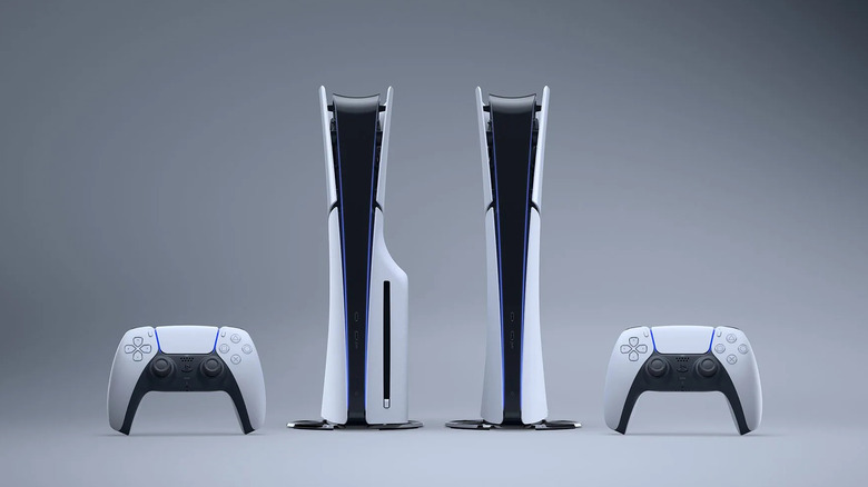 Deux consoles et contrôleurs PlayStation 5 verticaux.