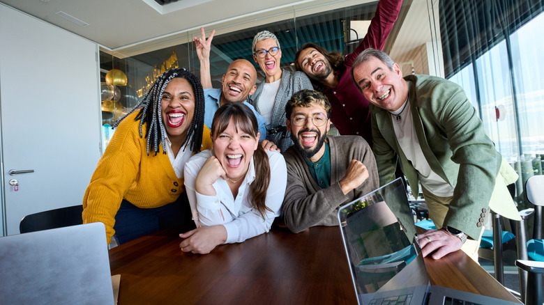 Des collègues heureux sur une photo de groupe au bureau