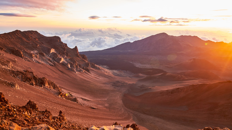 Photo de l'heure d'or de la vallée du cratère dans le parc national de Haleakalā