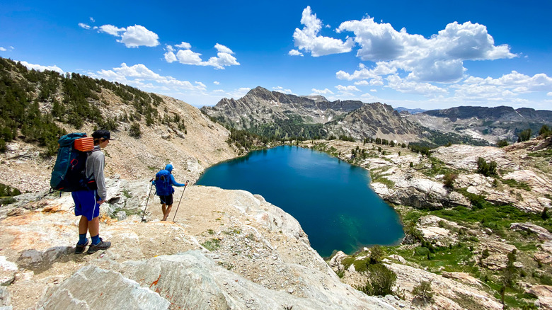 Deux randonneurs descendent jusqu'à un lac alpin en face de Ruby Mountain dans la forêt nationale Humboldt-Toiyabe au Nevada
