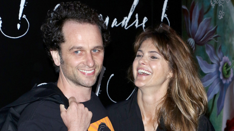 Matthew Rhys et Keri Russell rient en posant ensemble sur le tapis rouge