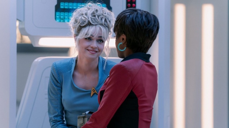 Nurse Chapel et Uhura dans un futur proche dans Star Trek : Strange New Worlds