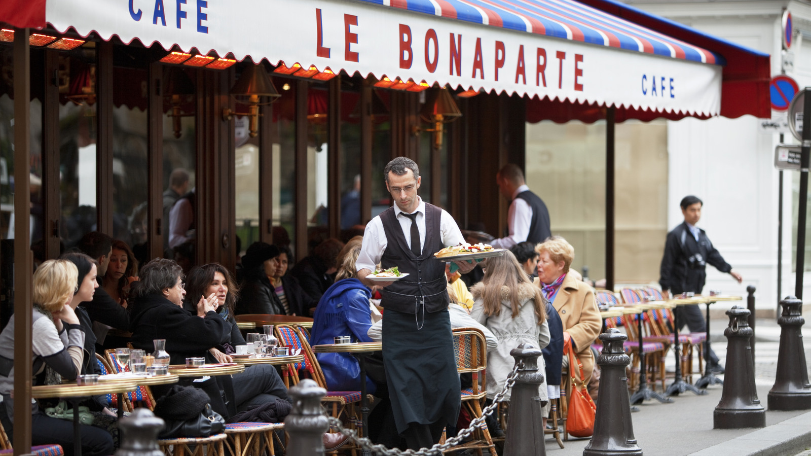 5 règles des restaurants français que les touristes américains brisent au cours des 10 dernières minutes