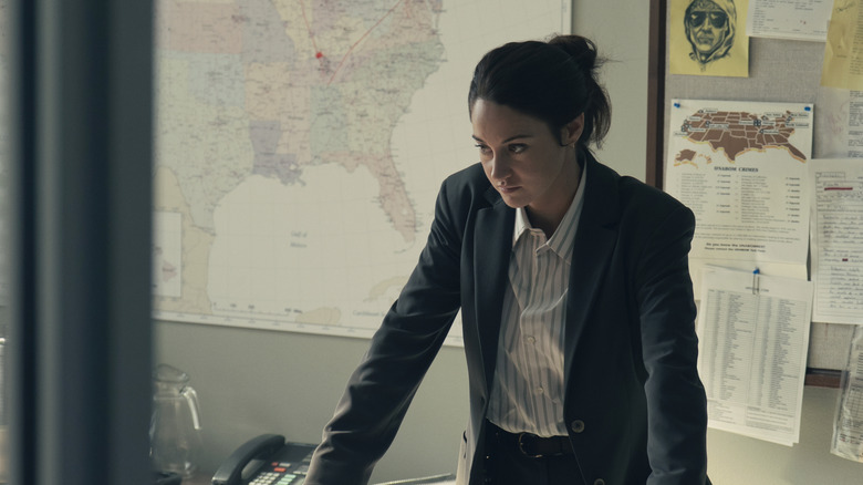 L'agent du FBI Joanne Miller se tient devant des cartes dans Unabomber